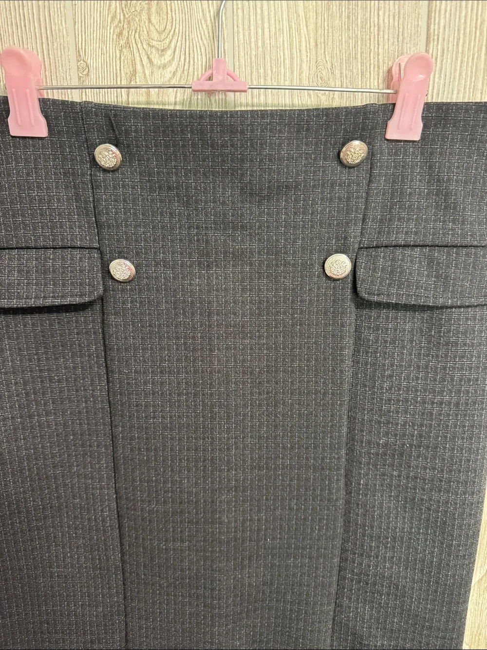 Classic Gray Houndstooth Pencil Skirt with Decorative Buttons